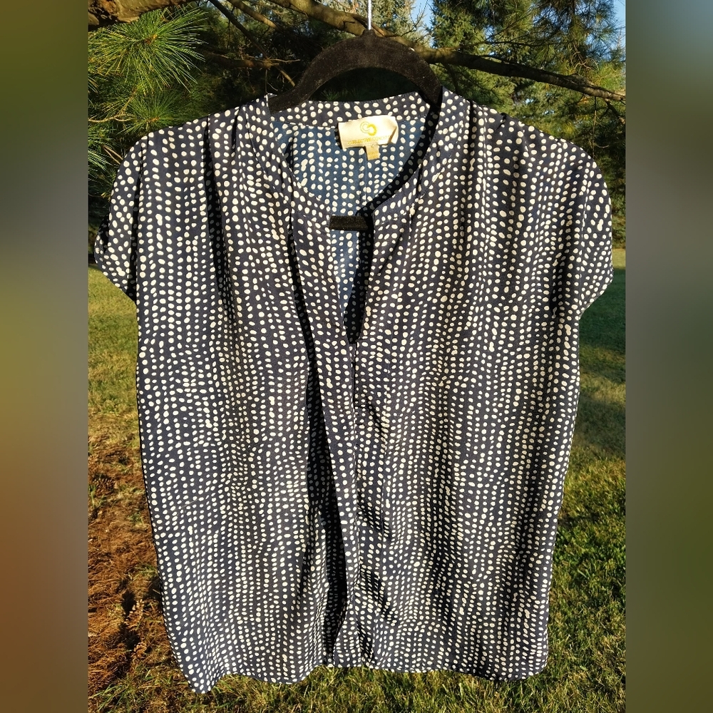 Women's Collective Concept Sleeveless V-neck Blouse Size Small.